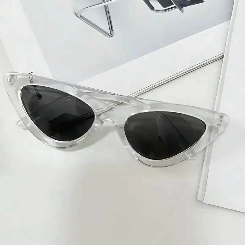 Óculos com armação transparente e lentes pretas com proteção UV estilo gato