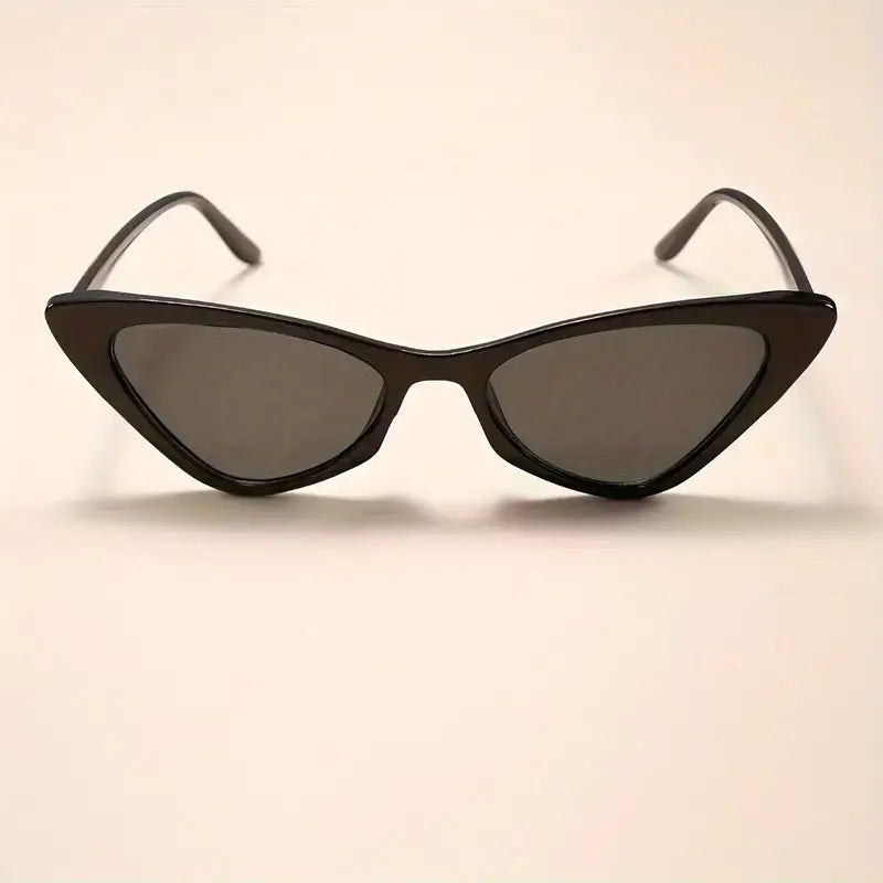 Vista frontal dos Óculos Vintage Chic Cat Eye, destacando a armação plástica, as lentes de acrílico, leve e durável em cor preta.