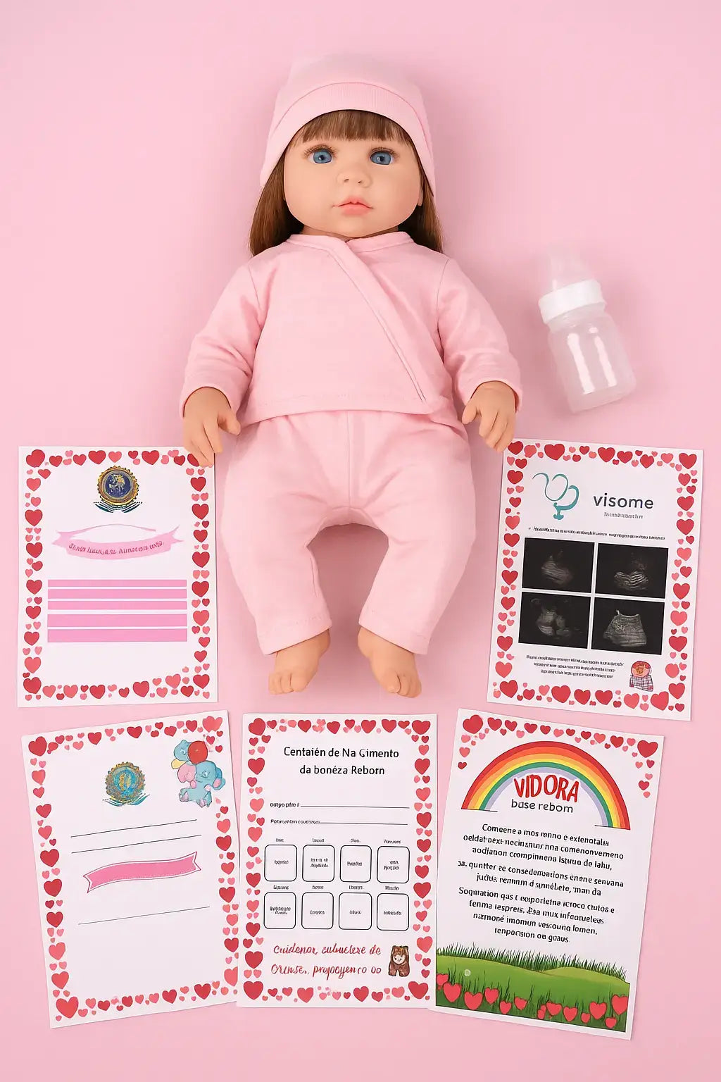 Boneca bebê reborn realista deitada com roupa rosa, mamadeira e conjunto de certificados com bordas de corações sobre fundo rosa.