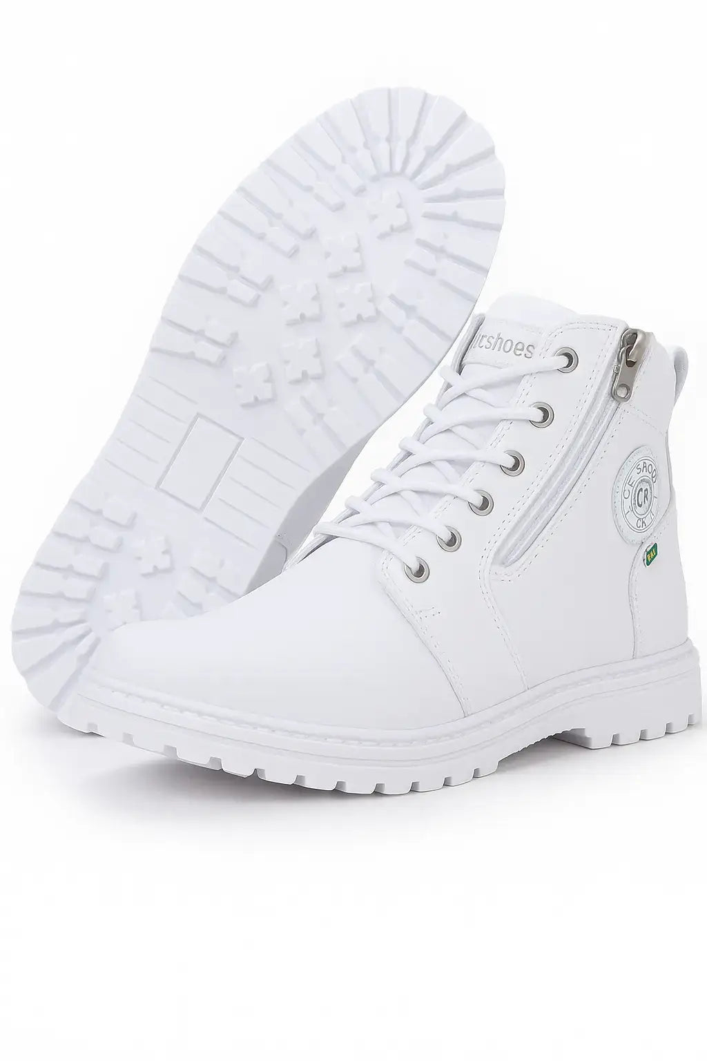 Bota branca masculina com zíper lateral, solado tratorado em destaque, cadarço branco e detalhe da bandeira do Brasil.
