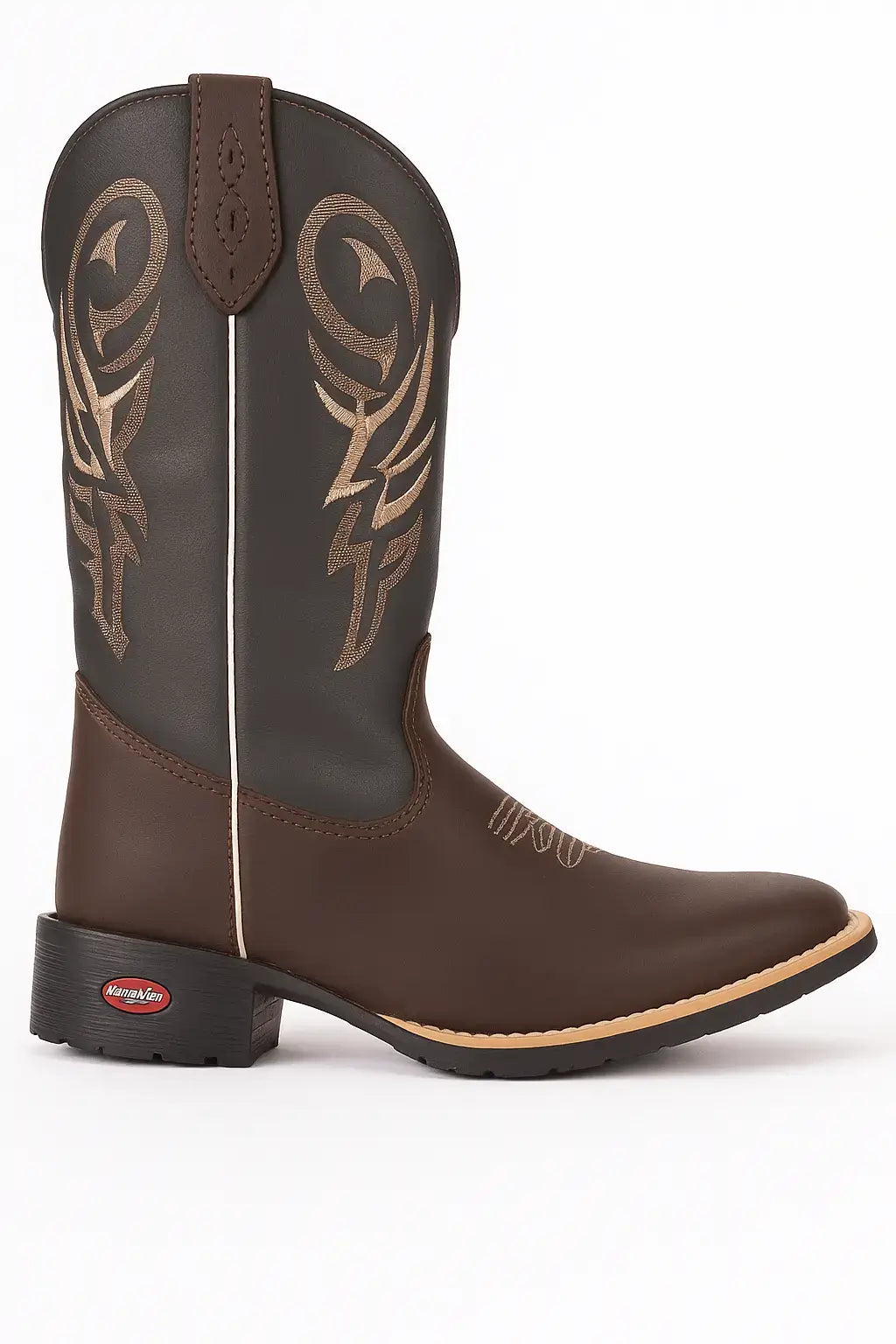 Bota country masculina marrom com cano preto bordado, bico quadrado e salto baixo, exibida sobre fundo branco com iluminação uniforme.