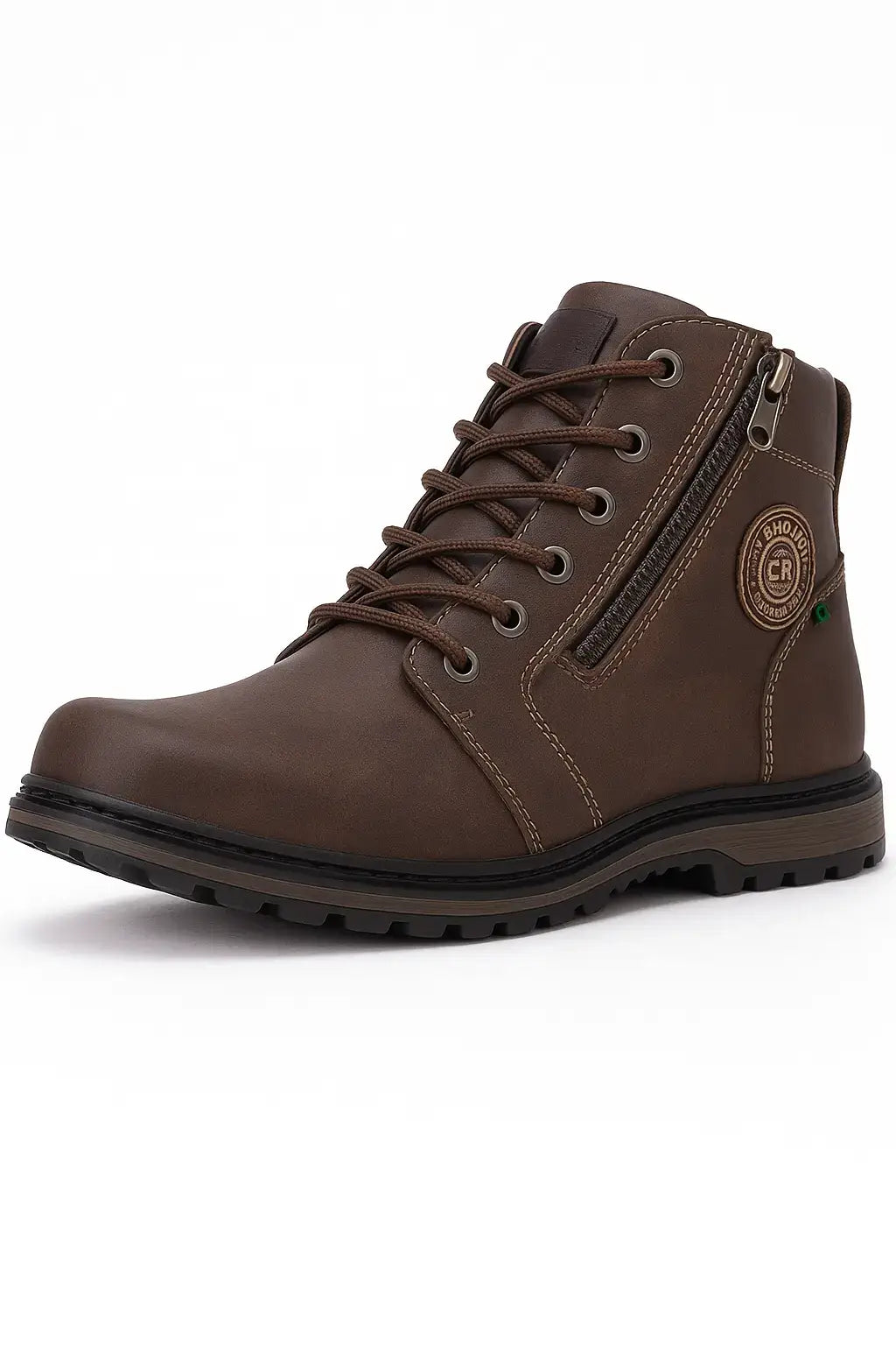 Coturno masculino marrom em material sintético com zíper lateral, solado tratorado e acabamento reforçado, sobre fundo branco vertical