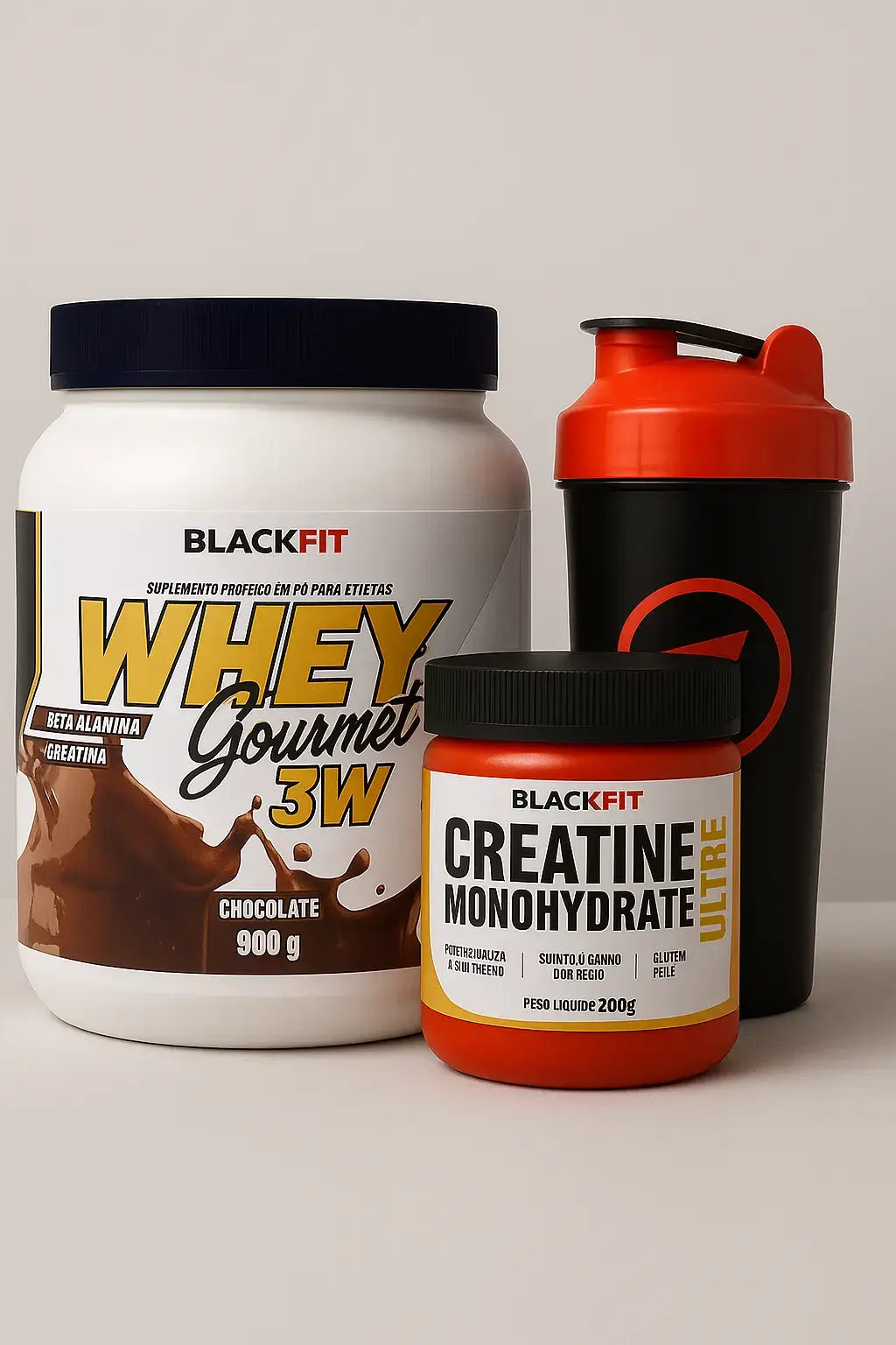 Kit Blackfit com Whey Gourmet sabor chocolate, Creatina Monohidratada Ultra e coqueteleira preta com tampa vermelha, ideal para treinos e ganho de massa muscular.