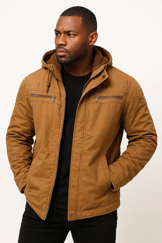 Modelo masculino vestindo jaqueta de frio marrom com capuz e bolsos funcionais, ideal para clima frio
