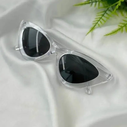 Óculos com lentes pretas e armação transparente com proteção UV estilo gato