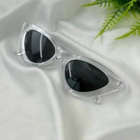 Óculos com lentes pretas e armação transparente com proteção UV estilo gato