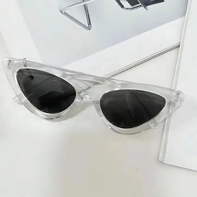 Óculos com armação transparente e lentes pretas com proteção UV estilo gato