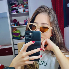 Mulher usando óculos da cor caqui com proteção UV