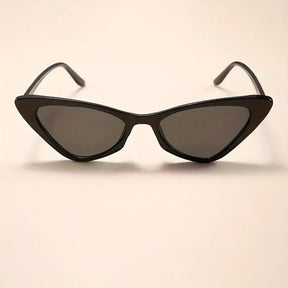 Vista frontal dos Óculos Vintage Chic Cat Eye, destacando a armação plástica, as lentes de acrílico, leve e durável em cor preta.