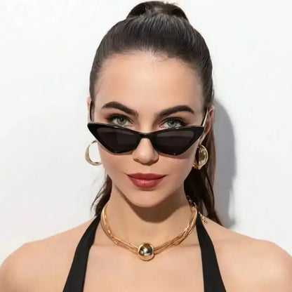 Mulher usando os Óculos Vintage Chic Cat Eye em armação e lentes pretas, destacando o design retrô e elegante.