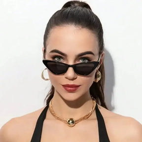 Mulher usando os Óculos Vintage Chic Cat Eye em armação e lentes pretas, destacando o design retrô e elegante.