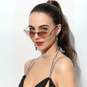 Mulher usando os Óculos Vintage Chic Cat Eye em armação marrom, destacando o design retrô e elegante.