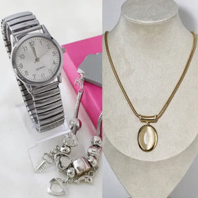 Relógio de prata com visor branco analógico de quarto com pulseira prata mais colar de brinde