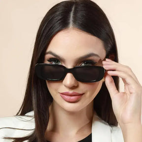 Mulher usando óculos preto estilo gato com proteção UV