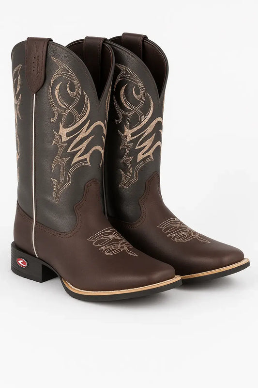 Bota country masculina marrom com cano alto cinza e bordado tribal bege, bico quadrado e salto baixo, ideal para moda western e uso rural.