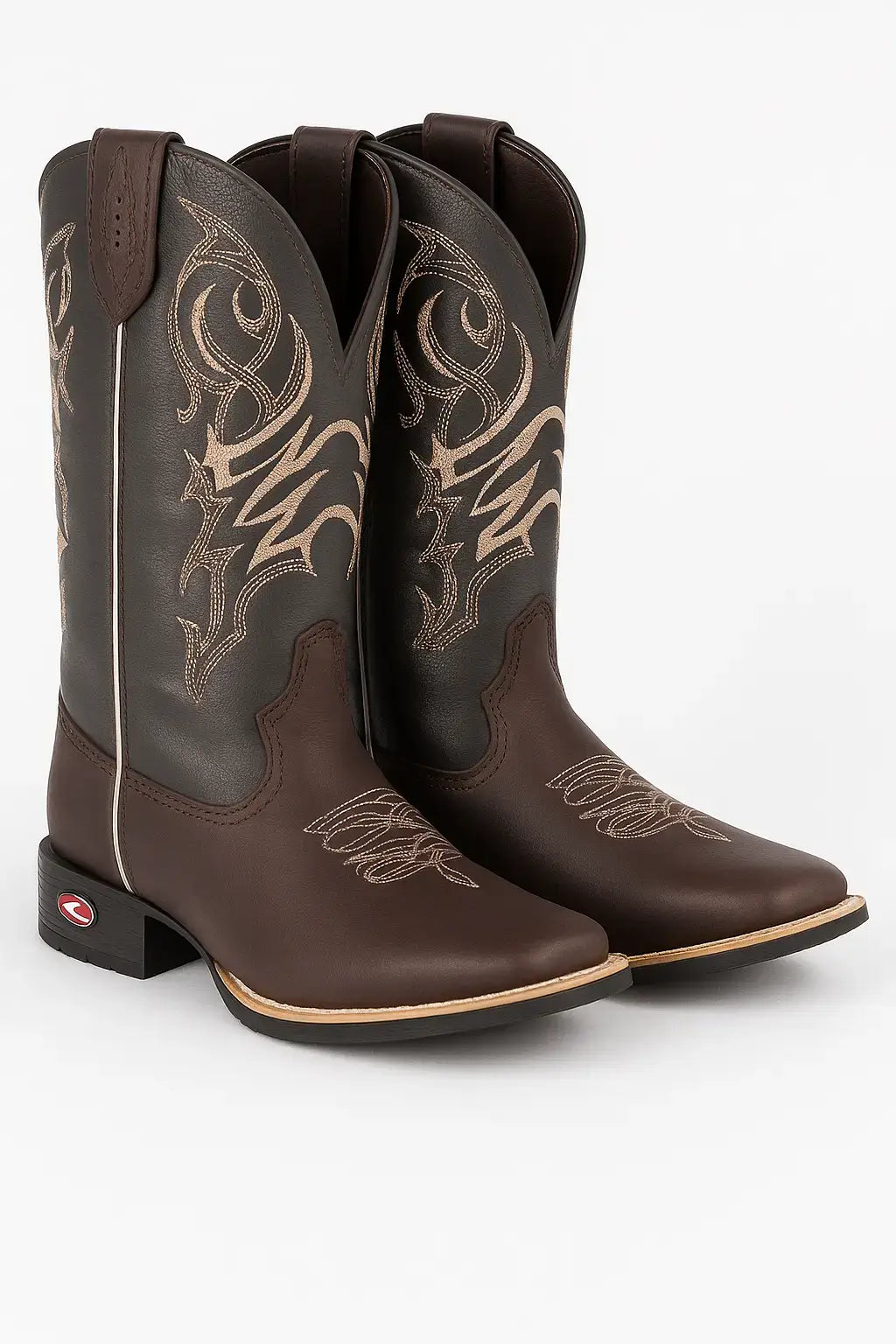 Bota country masculina marrom com cano alto cinza e bordado tribal bege, bico quadrado e salto baixo, ideal para moda western e uso rural.
