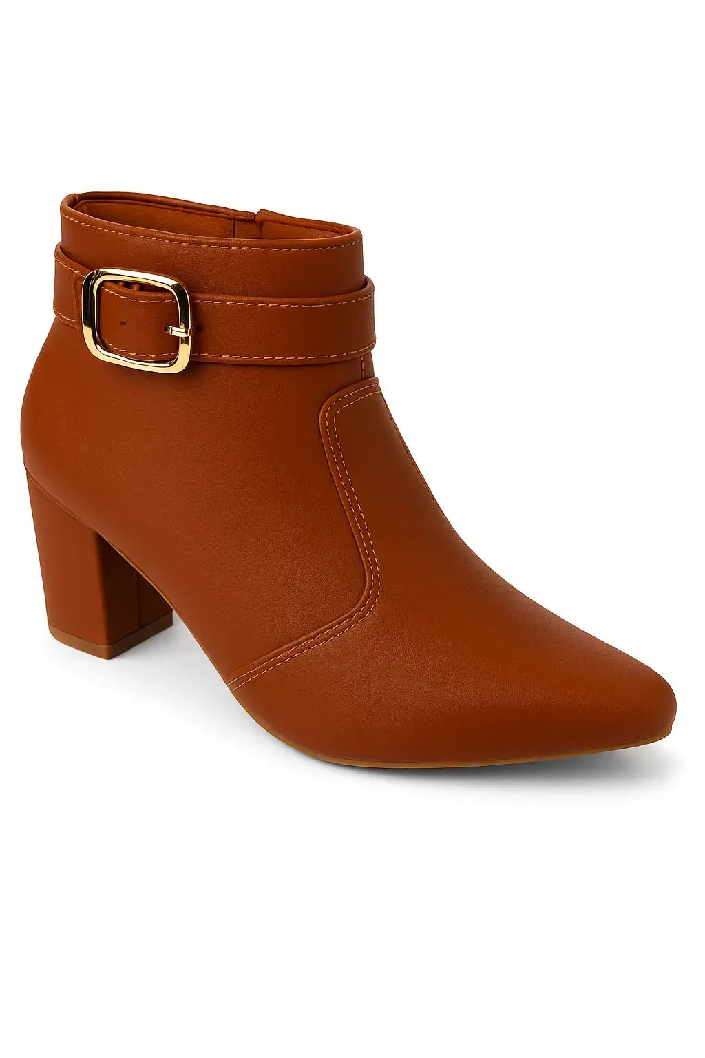  Bota feminina caramelo com salto bloco e fivela dourada, acabamento em couro sintético e design moderno ideal para a temporada outono/inverno.