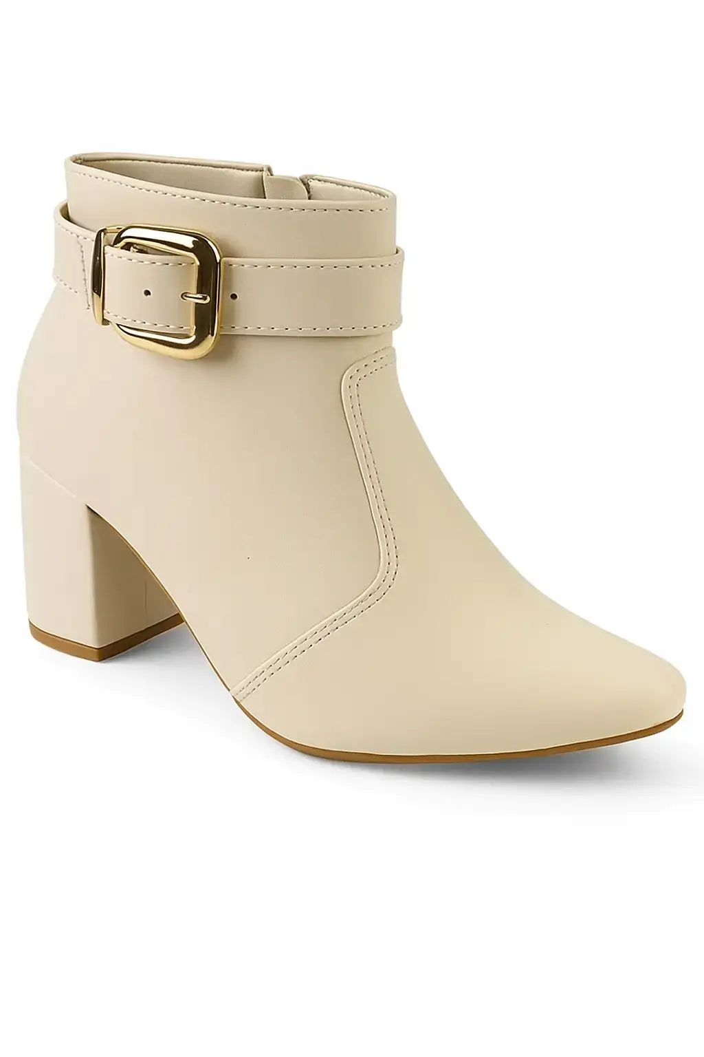 Bota feminina off-white de cano curto com salto grosso e fivela dourada, em fundo branco ideal para catálogos de moda outono/inverno.