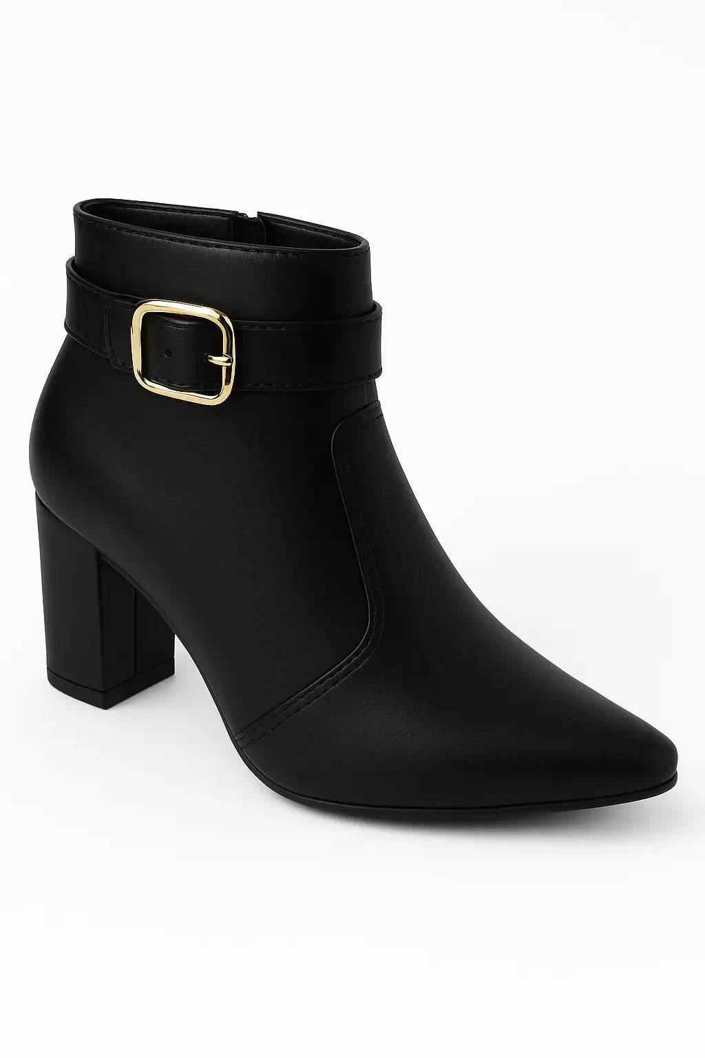 Bota feminina preta de cano curto com salto grosso e fivela dourada, em fundo branco ideal para vitrines virtuais e catálogos de moda outono/inverno.