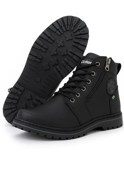 Bota preta masculina com solado tratorado antiderrapante em destaque, material sintético, zíper lateral e cadarço preto.