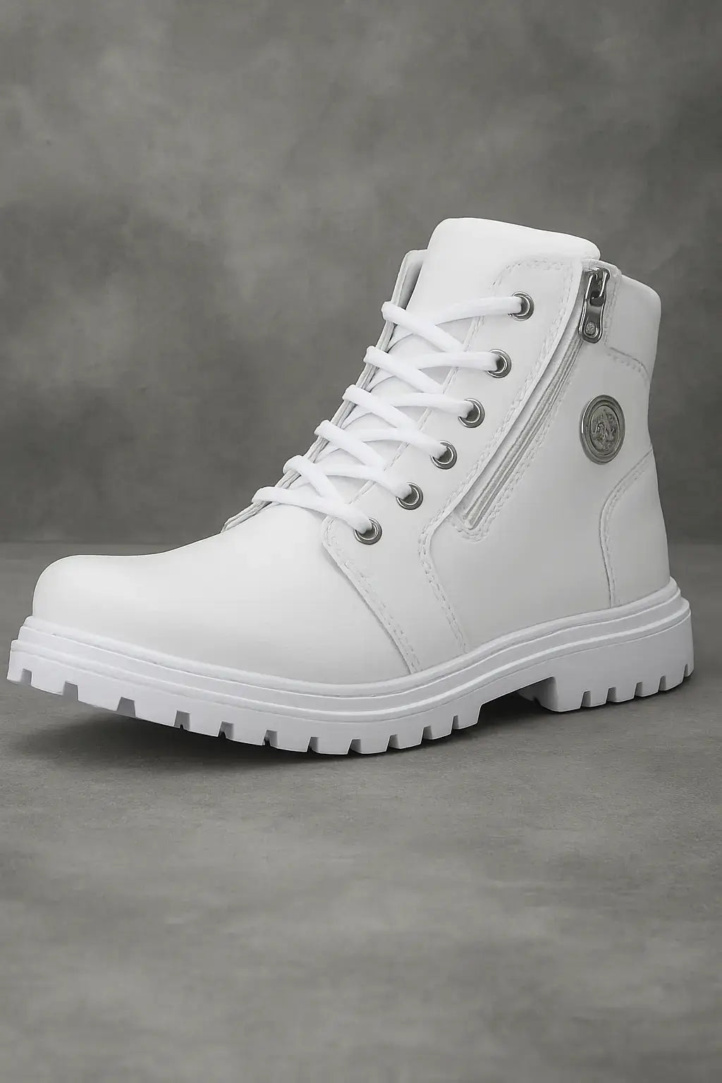 Coturno masculino branco com zíper lateral e solado tratorado, fotografado sobre fundo estilizado de concreto cinza para destaque visual profissional.