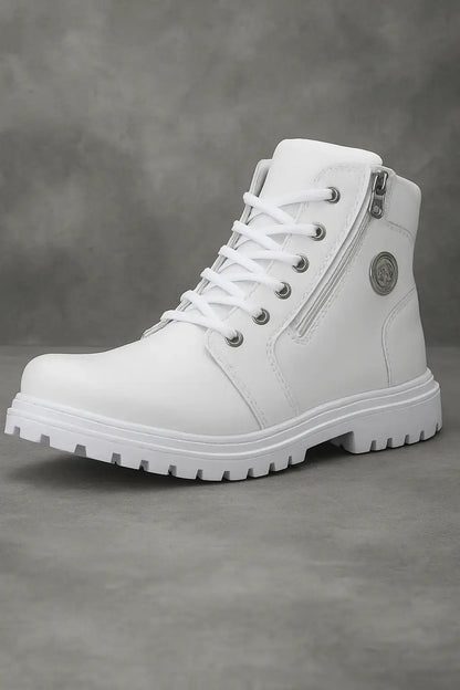 Coturno masculino branco com zíper lateral e solado tratorado, fotografado sobre fundo estilizado de concreto cinza para destaque visual profissional.