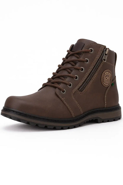 Coturno masculino marrom em material  sintético com zíper lateral, solado tratorado e acabamento reforçado, sobre fundo branco vertical 