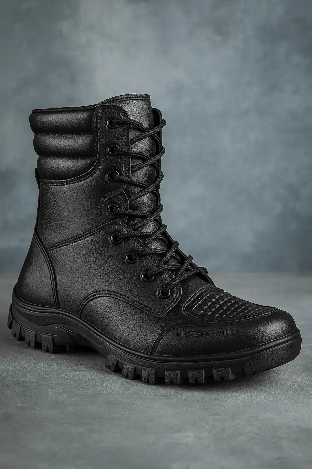  Coturno preto tático Victory Wind com cadarço reforçado, bico texturizado e solado tratorado, exibido sobre fundo de concreto azulado em alta resolução