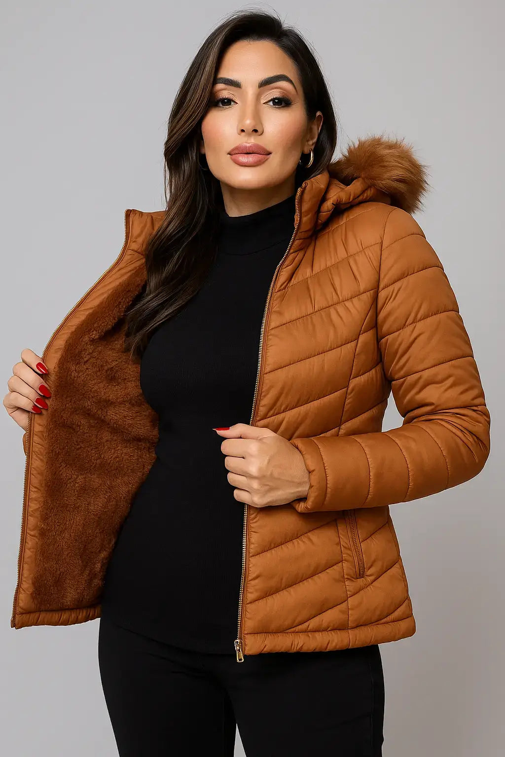 Mulher vestindo jaqueta feminina puffer marrom com capuz peluciado e forro interno, ideal para o inverno e dias frios