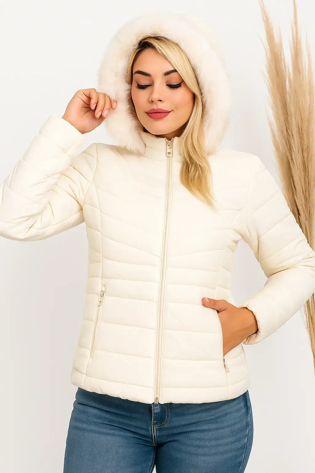 Mulher usando jaqueta puffer feminina off-white com capuz peluciado, combinada com calça jeans, ideal para o inverno com estilo e conforto