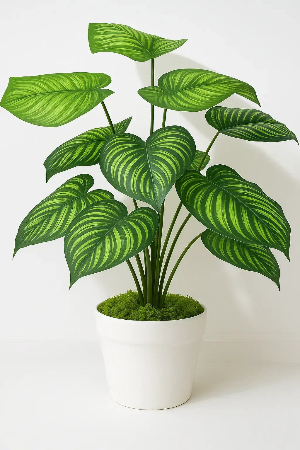 Planta artificial decorativa com 12 folhas estilo melancia em vaso branco, ideal para ambientes internos modernos e minimalistas.