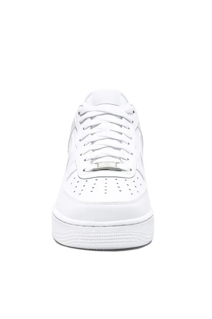 Tênis NK branco estilo Air Force em vista frontal direta, com design minimalista, cadarço branco e sola robusta para estilo urbano.