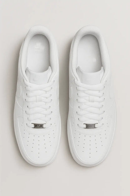 Par de tênis NK branco estilo Air Force em vista superior, com perfurações no cabedal, cadarço branco e etiqueta metálica.