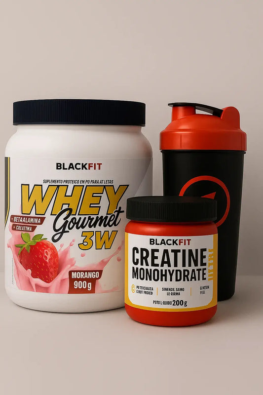 Kit Blackfit com Whey Gourmet sabor morango, Creatina Monohidratada Ultra e coqueteleira preta com tampa vermelha, ideal para suplementação esportiva e ganho de massa muscular.